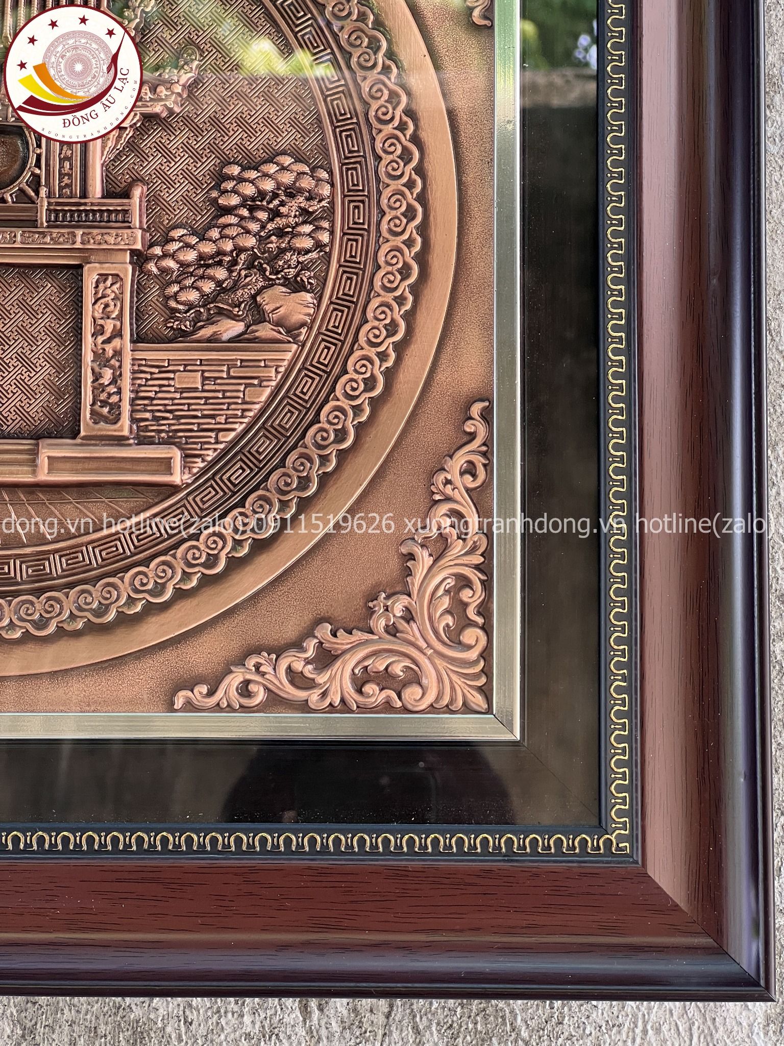 tranh qua tang danh lam van mieu bang dong do kich thuoc 42x42cm xuong tranh dong