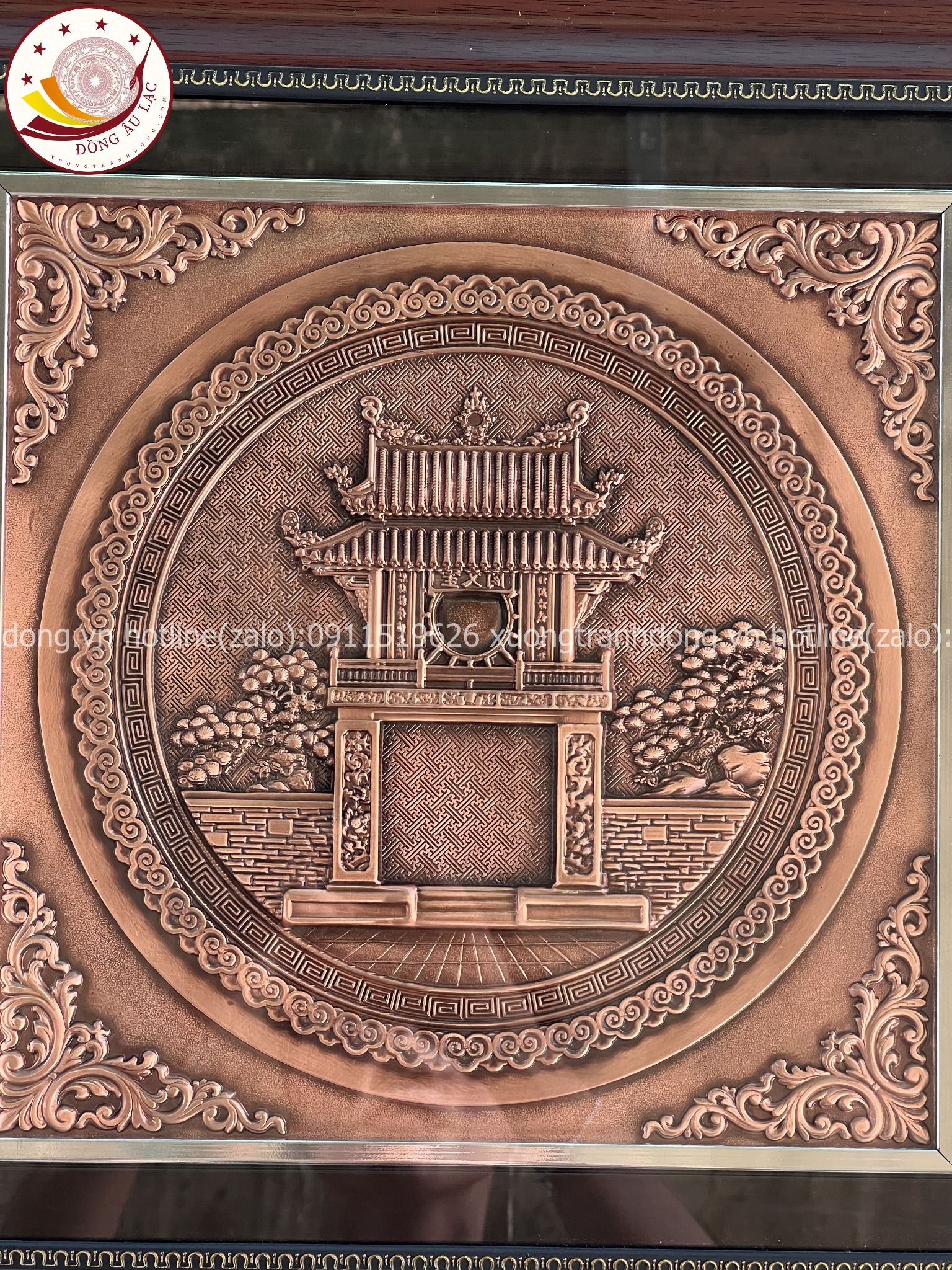 tranh qua tang danh lam van mieu bang dong do kich thuoc 42x42cm xuong tranh dong