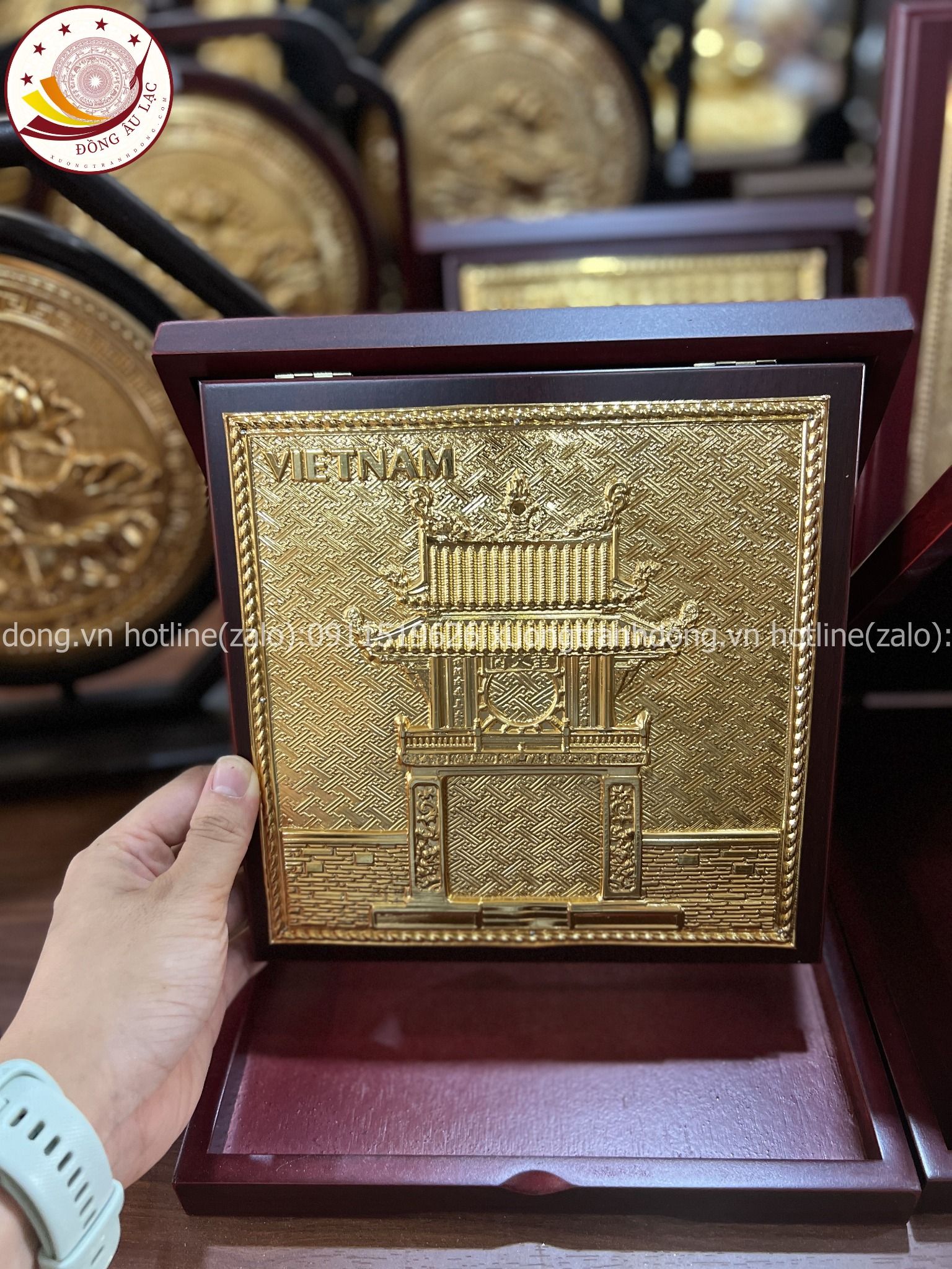 tranh qua tang danh lam van mieu bang dong vang ma vang 24k de ban kich thuoc 16x16cm xuong tranh dong