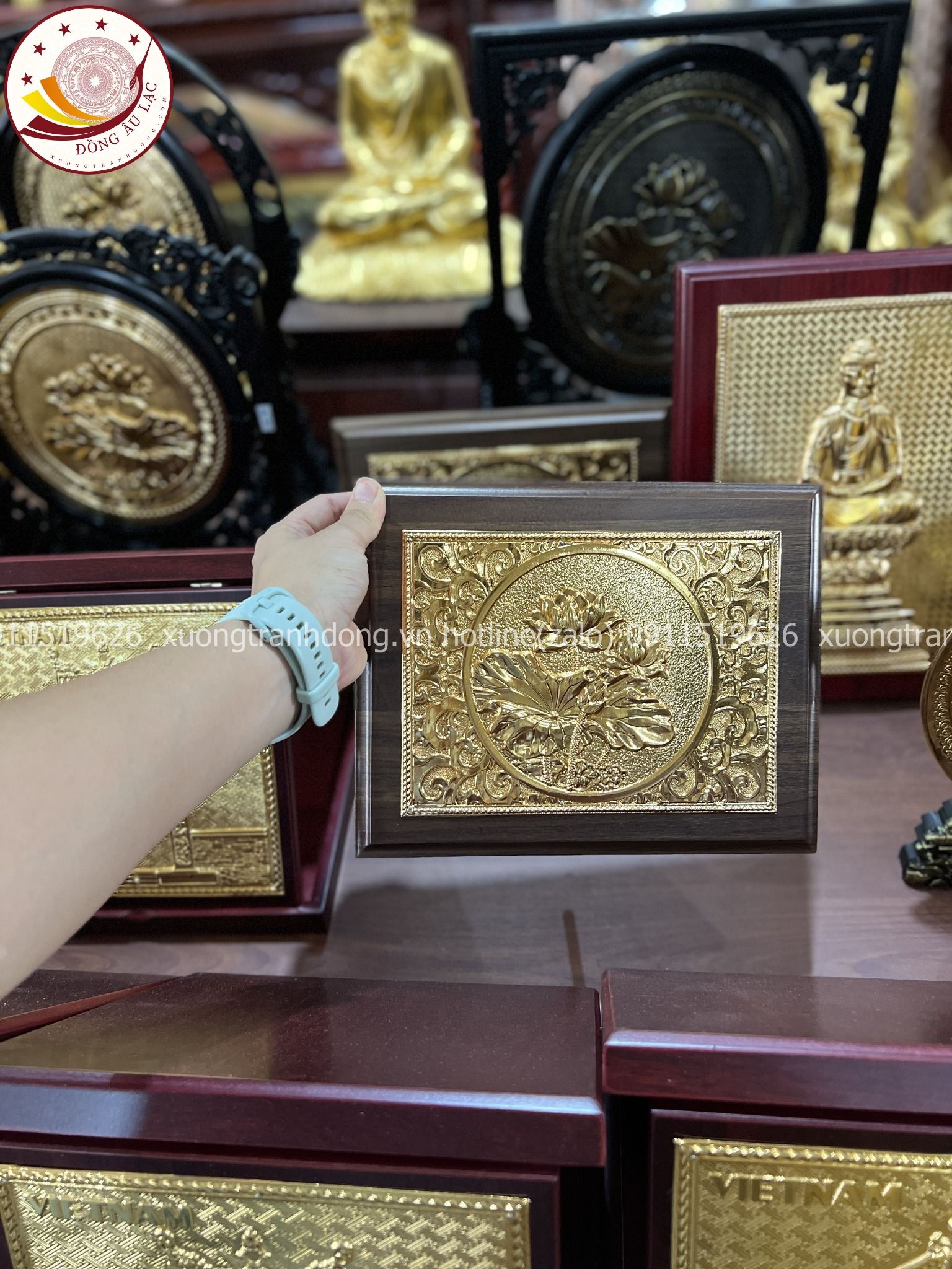 tranh qua tang hoa sen bang dong vang ma vang 24k de ban kich thuoc 20x25cm mau 1 xuong tranh dong