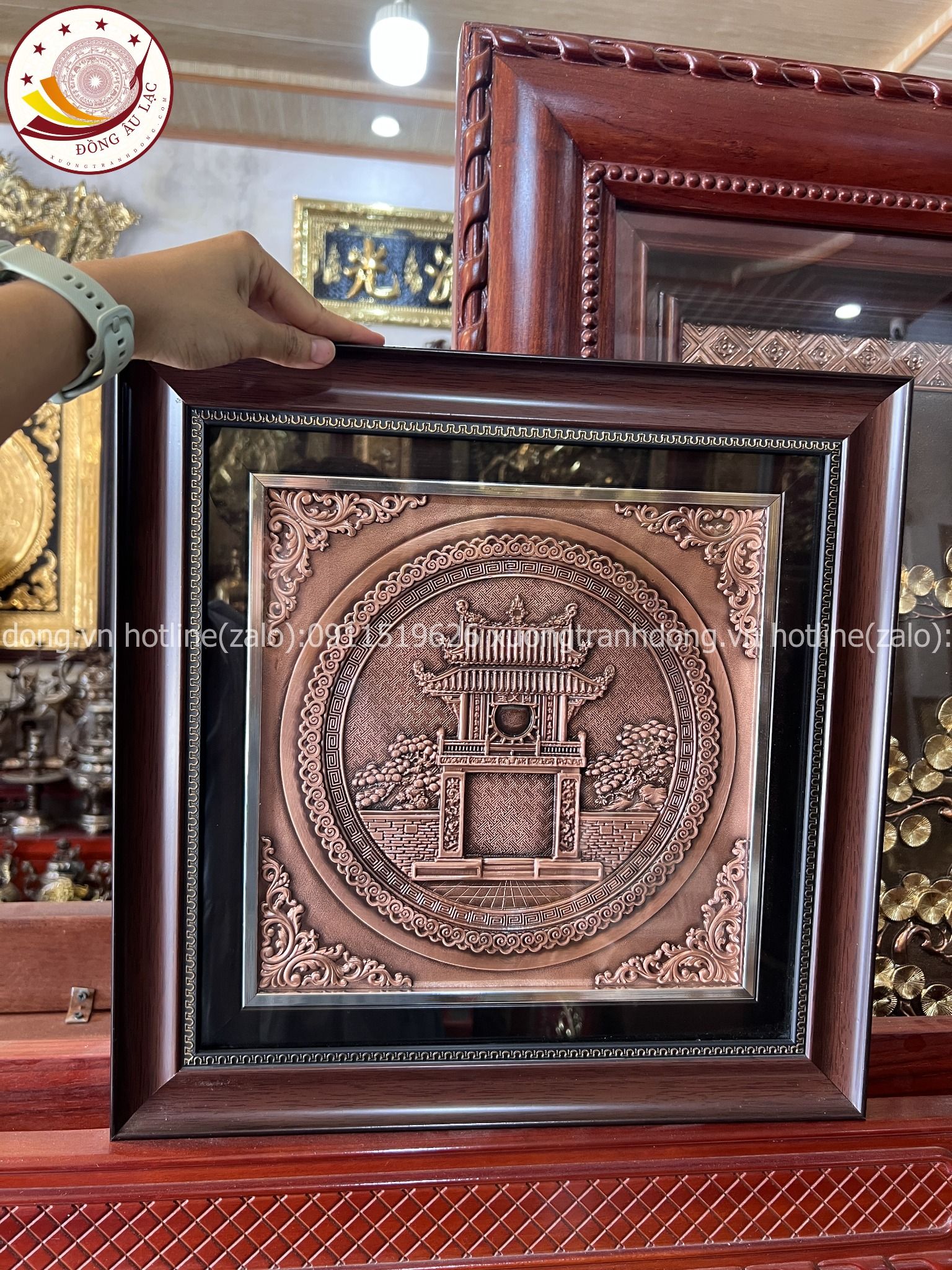 tranh qua tang danh lam van mieu bang dong do kich thuoc 42x42cm xuong tranh dong