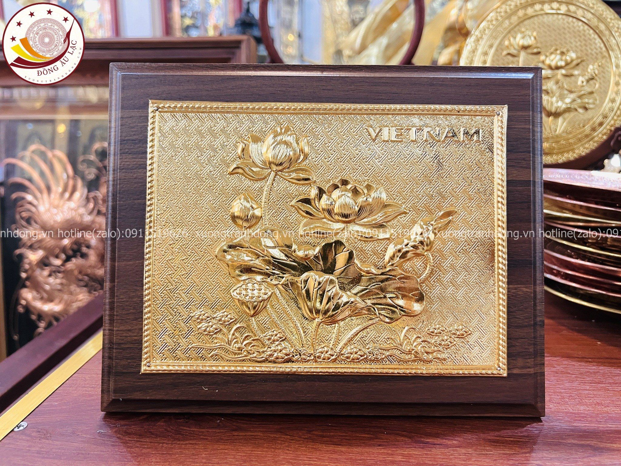 tranh qua tang hoa sen bang dong vang ma vang 24k de ban kich thuoc 20x25cm mau 2 xuong tranh dong