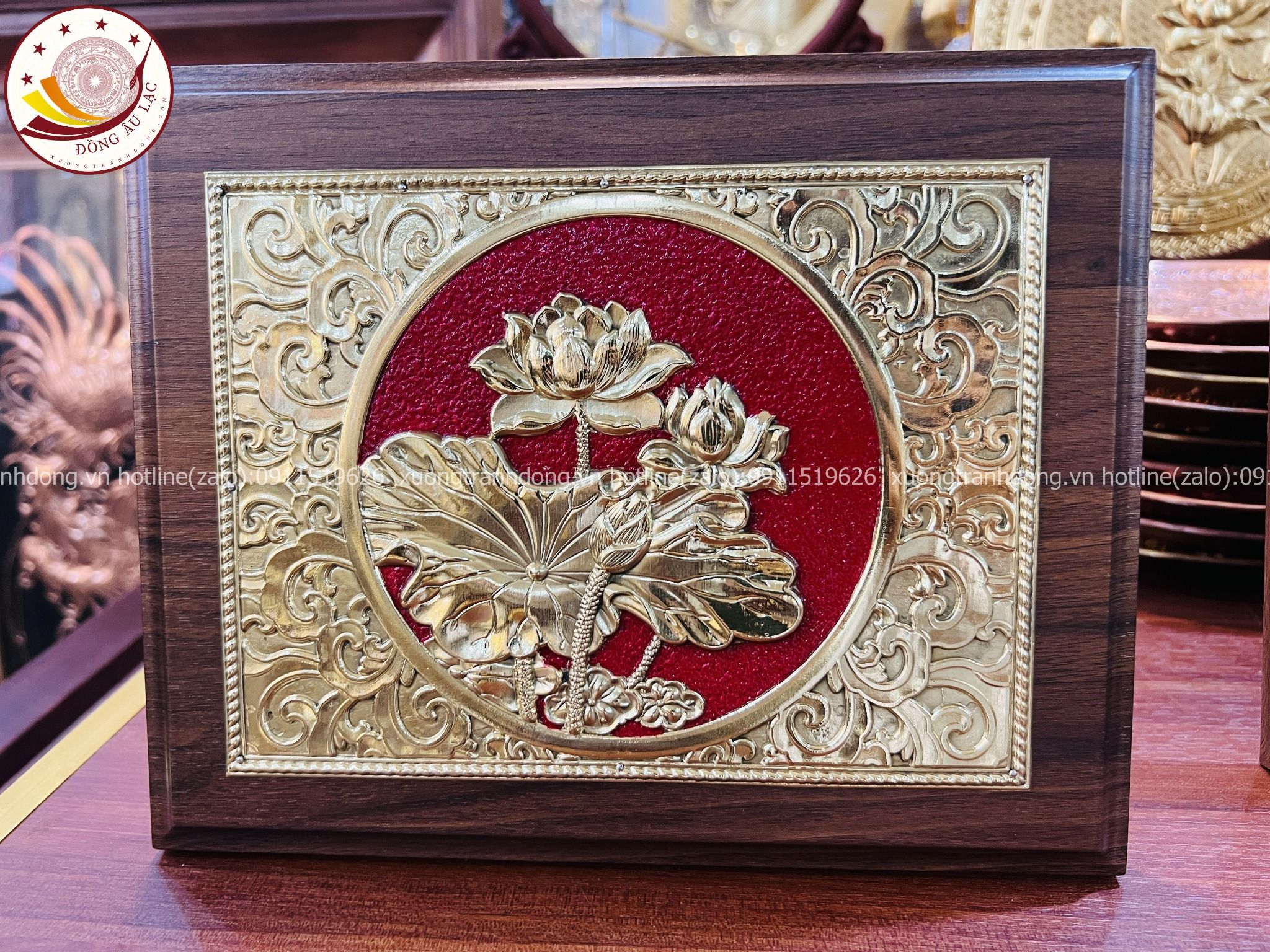 tranh qua tang hoa sen bang dong vang de ban kich thuoc 20x25cm mau 2 xuong tranh dong