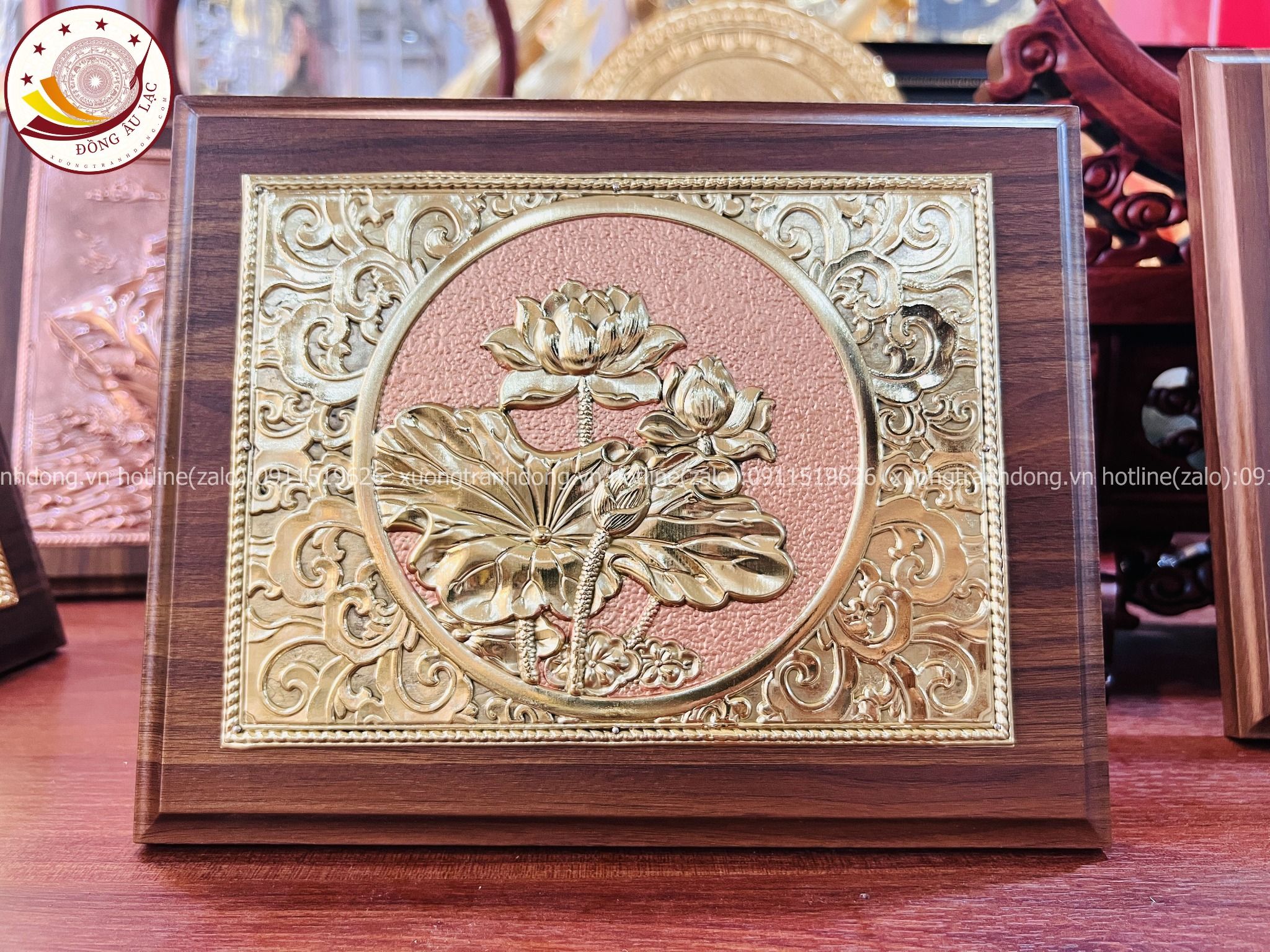 tranh qua tang hoa sen bang dong vang de ban kich thuoc 20x25cm mau 3 xuong tranh dong