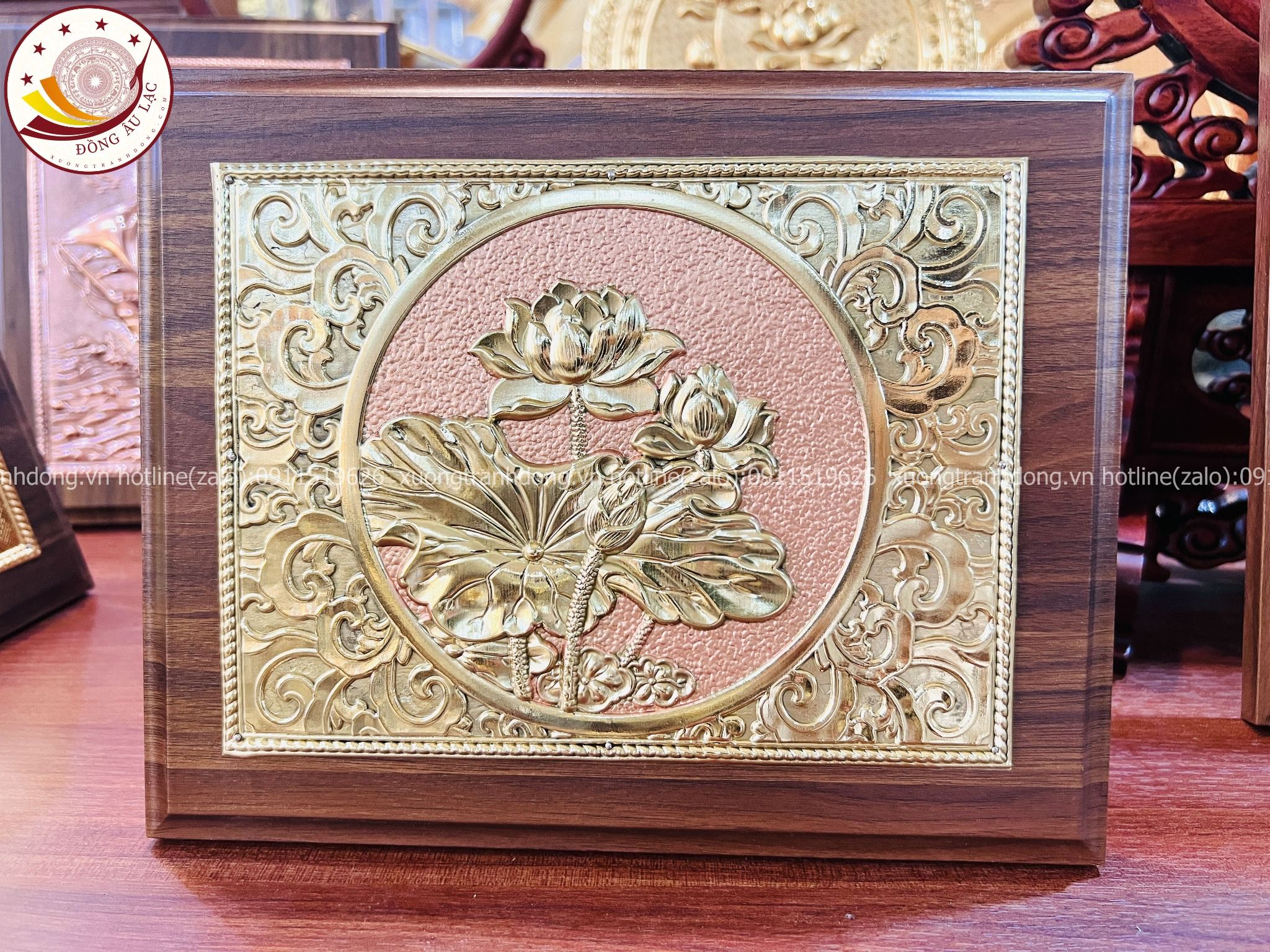 tranh qua tang hoa sen bang dong vang de ban kich thuoc 20x25cm mau 3 xuong tranh dong