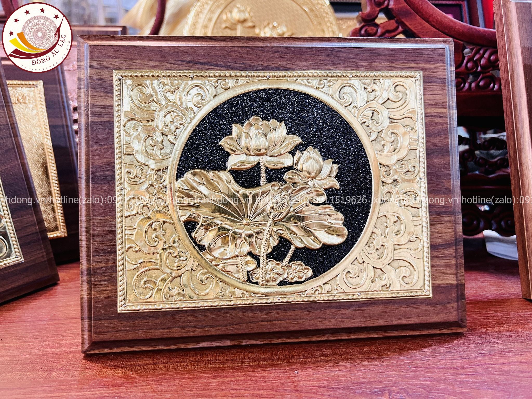 tranh qua tang hoa sen bang dong vang de ban kich thuoc 20x25cm mau 1 xuong tranh dong