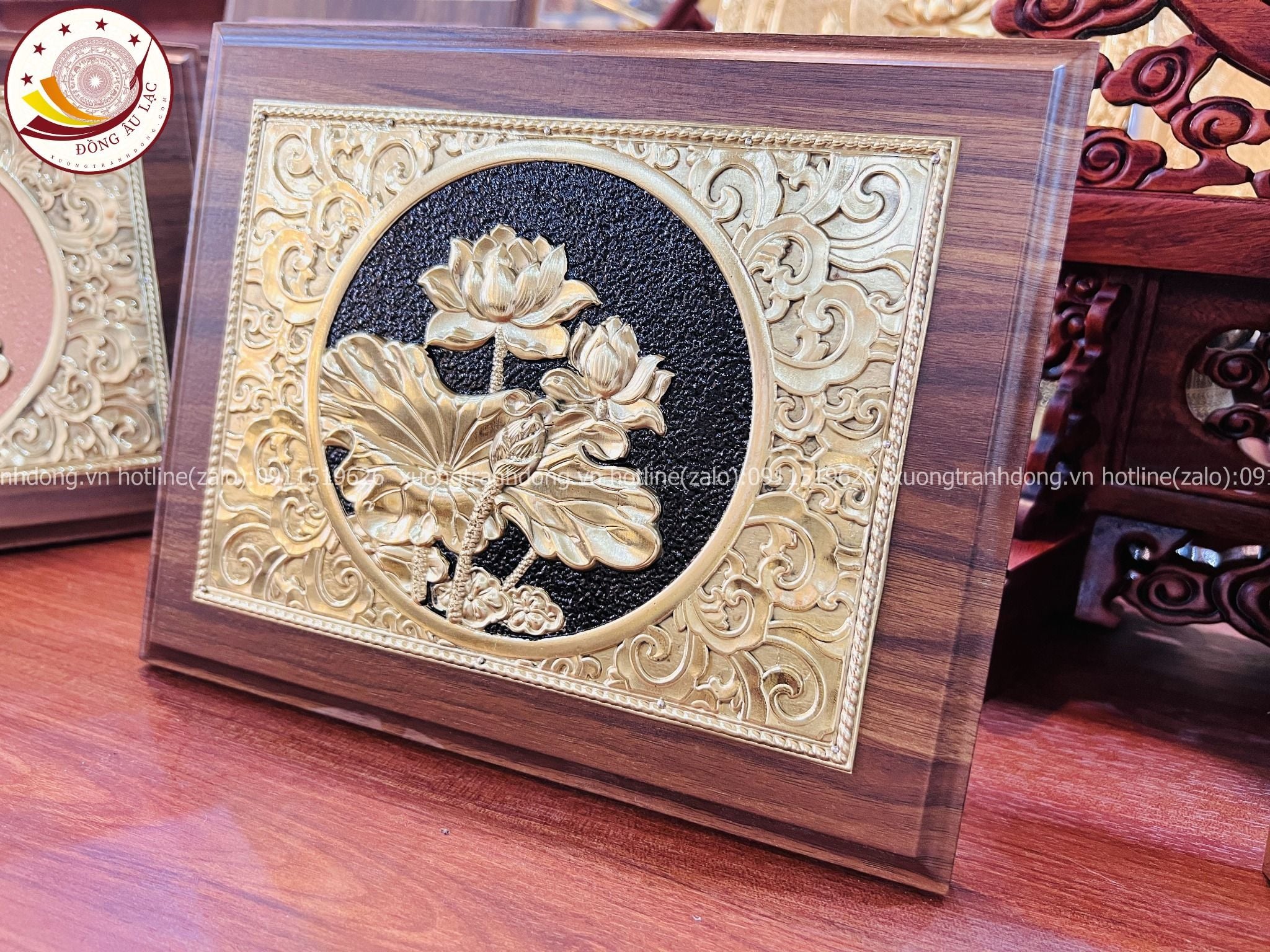 tranh qua tang hoa sen bang dong vang de ban kich thuoc 20x25cm mau 1 xuong tranh dong