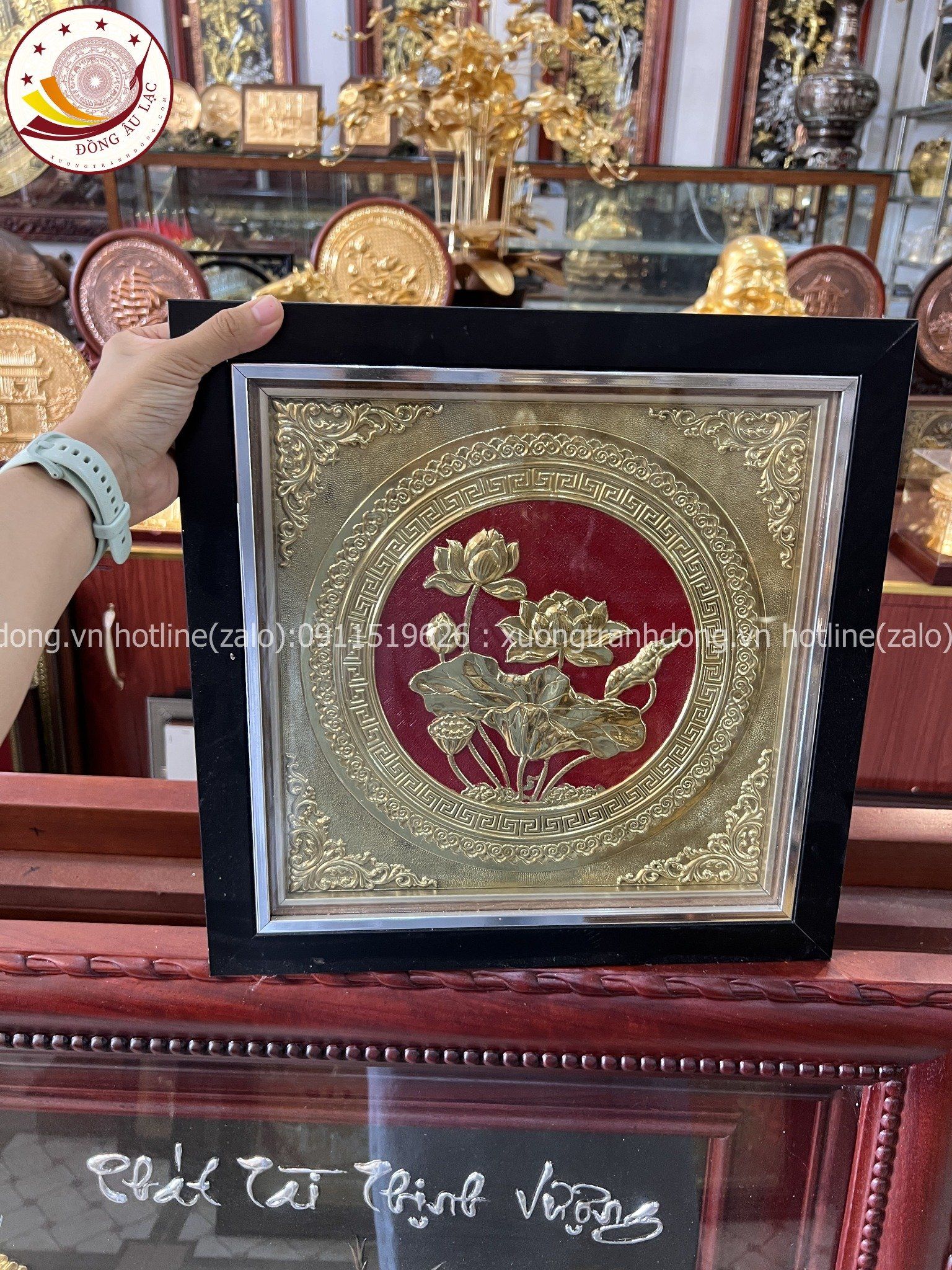 tranh qua tang hoa sen dong vang kich thuoc 38x38cm mau 2 xuong tranh dong