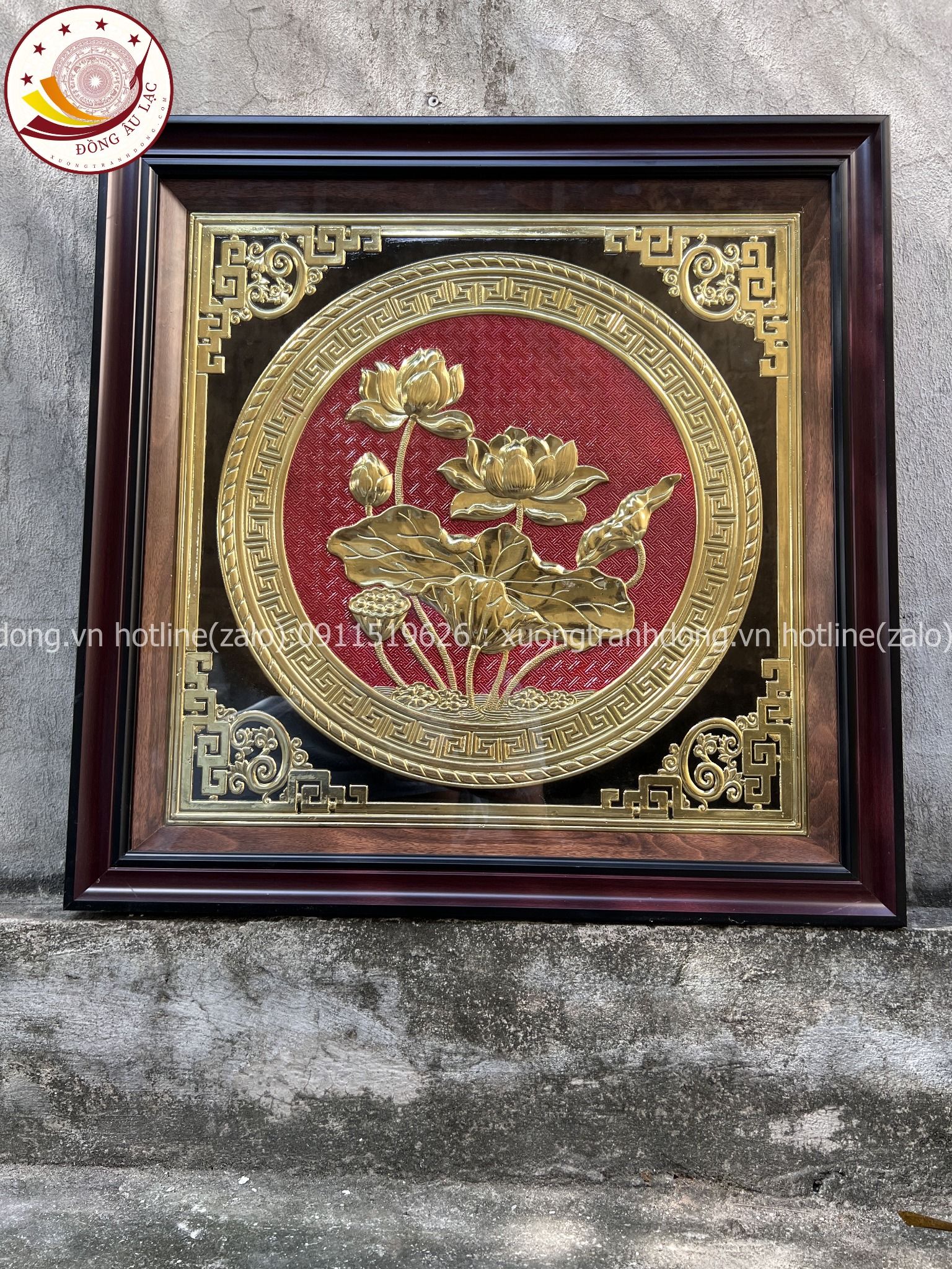 tranh qua tang hoa sen dong vang kich thuoc 68x68cm mau 3 xuong tranh dong