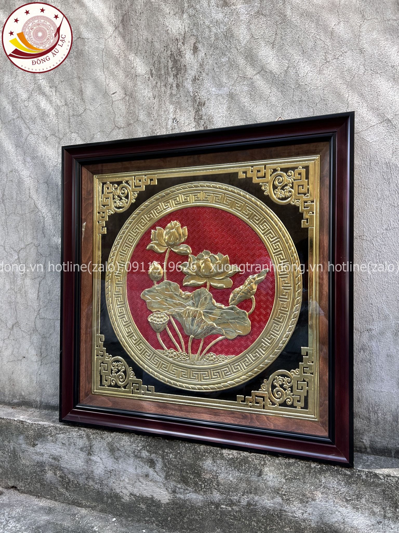 tranh qua tang hoa sen dong vang kich thuoc 68x68cm mau 3 xuong tranh dong