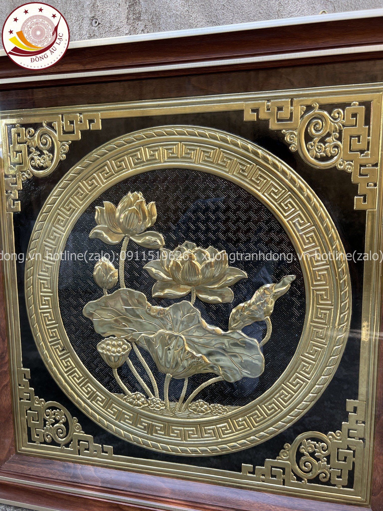 tranh qua tang hoa sen dong vang kich thuoc 68x68cm mau 2 xuong tranh dong