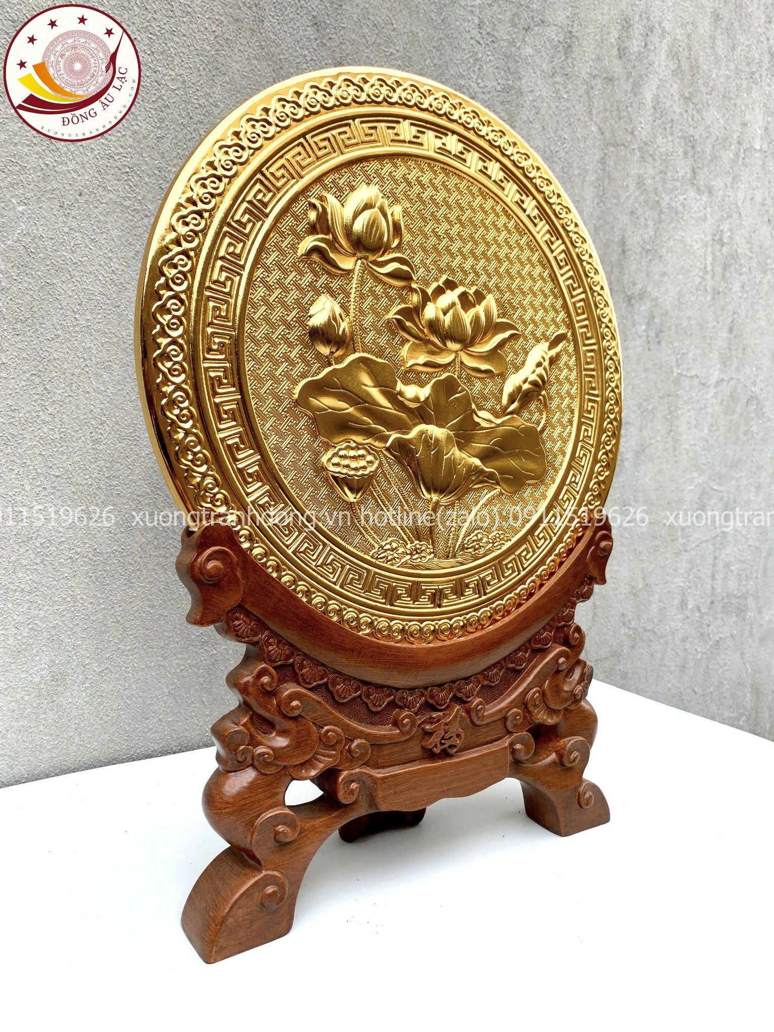 tranh qua tang hoa sen dong vang ma vang 24k de ban duong kinh 30cm xuong tranh dong