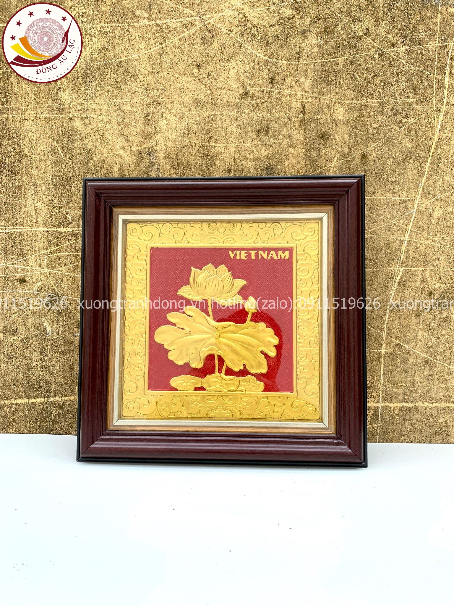 tranh qua tang hoa sen bang dong vang dat vang 24k de ban kich thuoc 26x26cm xuong tranh dong