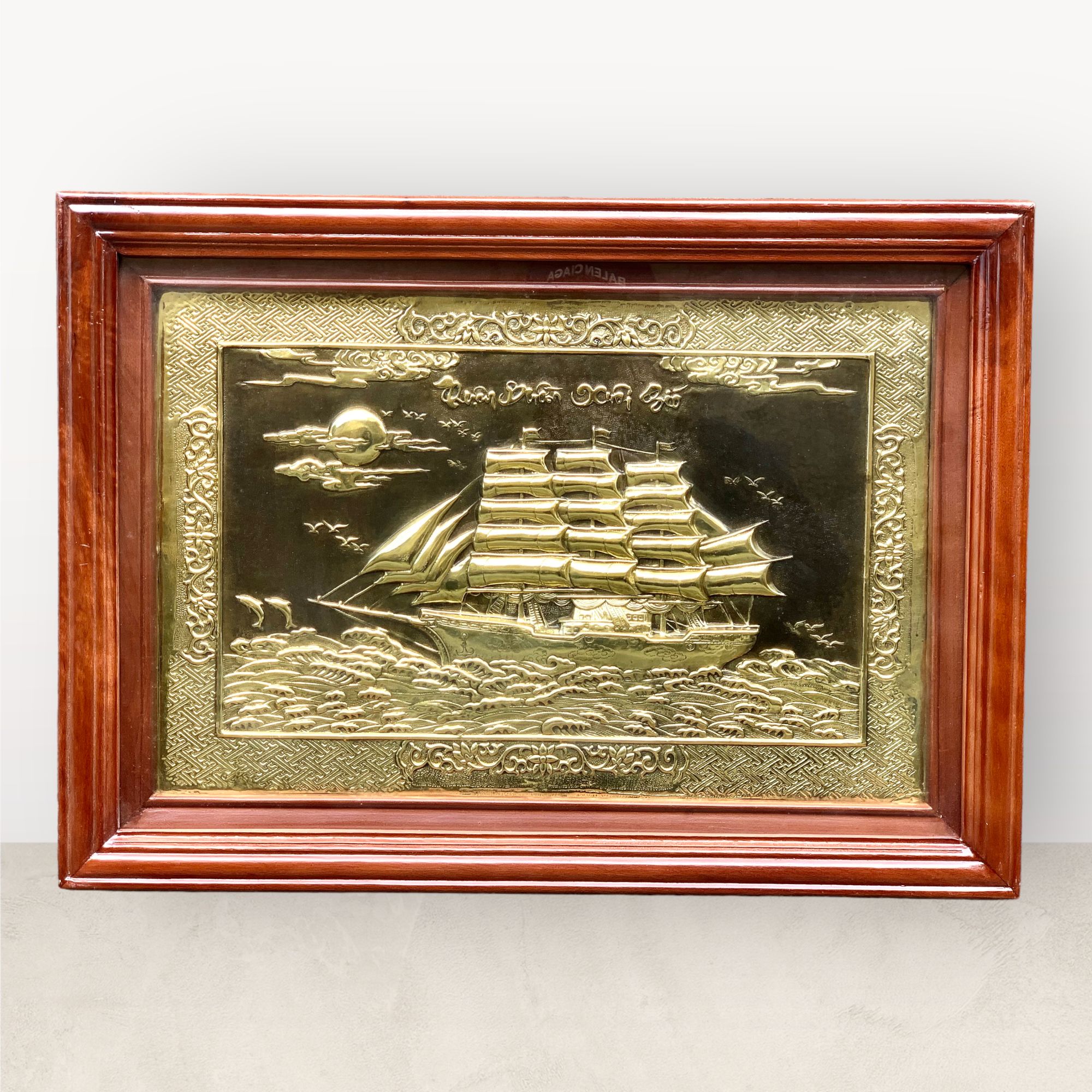 tranh qua tang thuan buom xuoi gio dong vang kich thuoc 48x68cm xuong tranh dong