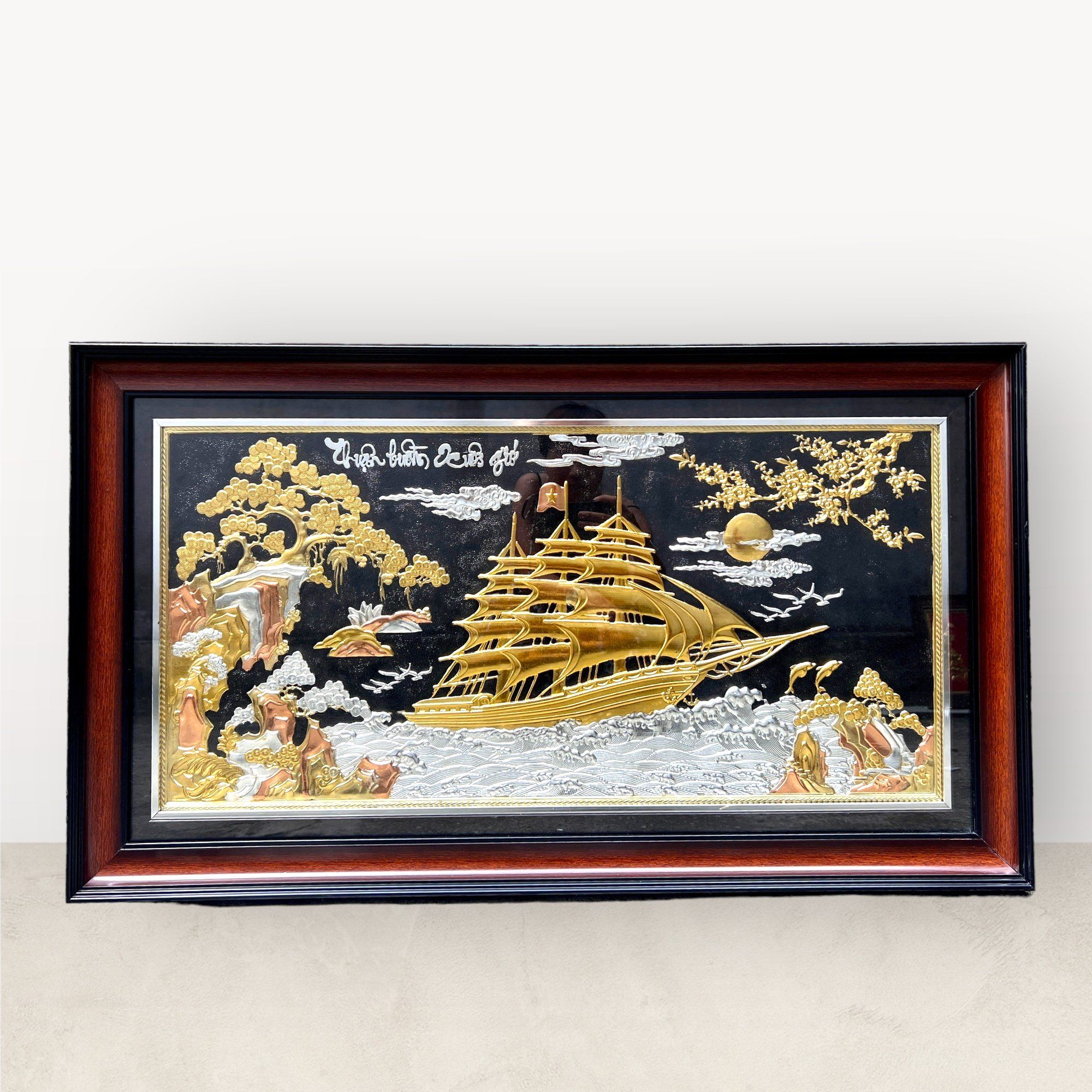 tranh qua tang thuan buom xuoi gio dong vang dat vang kich thuoc 50x90cm xuong tranh dong