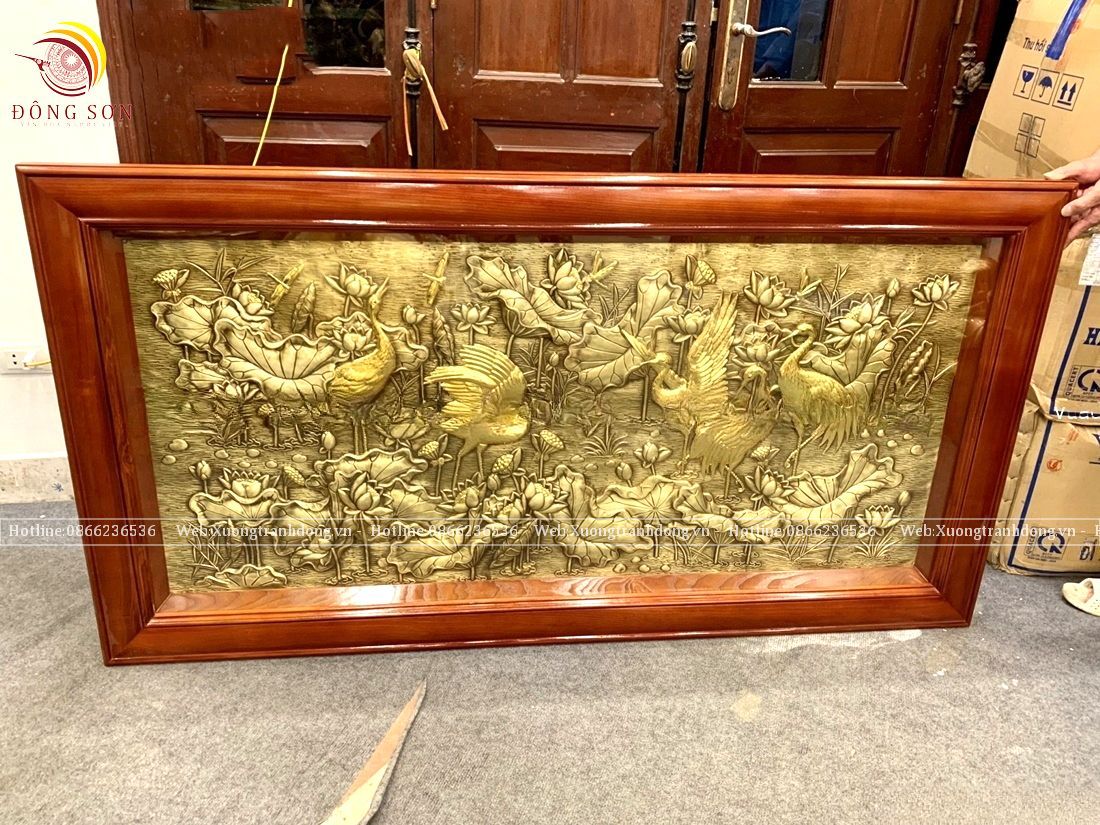 tranh sen hac bang dong vang kich thuoc 107x197cm nen xuoc gia co