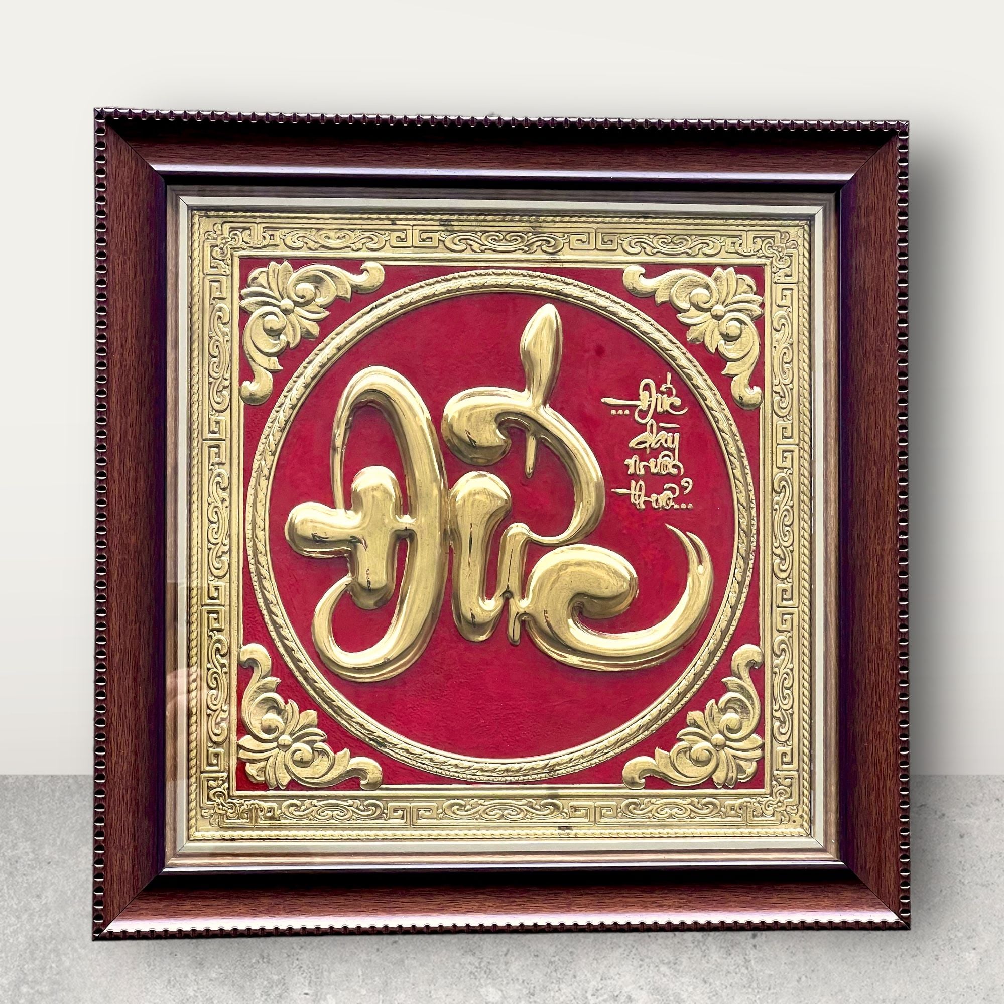 tranh qua tang chu duc bang dong vang kich thuoc 38x38cm xuong tranh dong