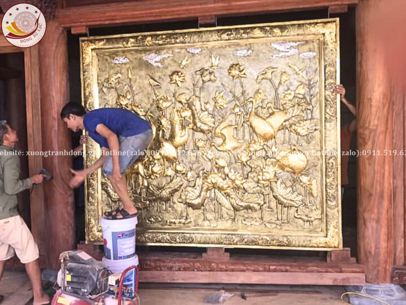 tranh sen hac bang dong vang dat vang kich thuoc 1m8x1m8 khung dong xuong tranh dong