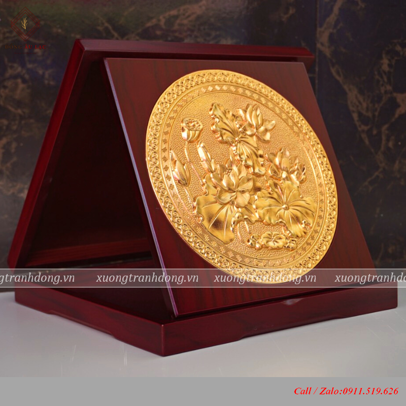 hop qua tang hoa sen tron 23x23cm ma vang