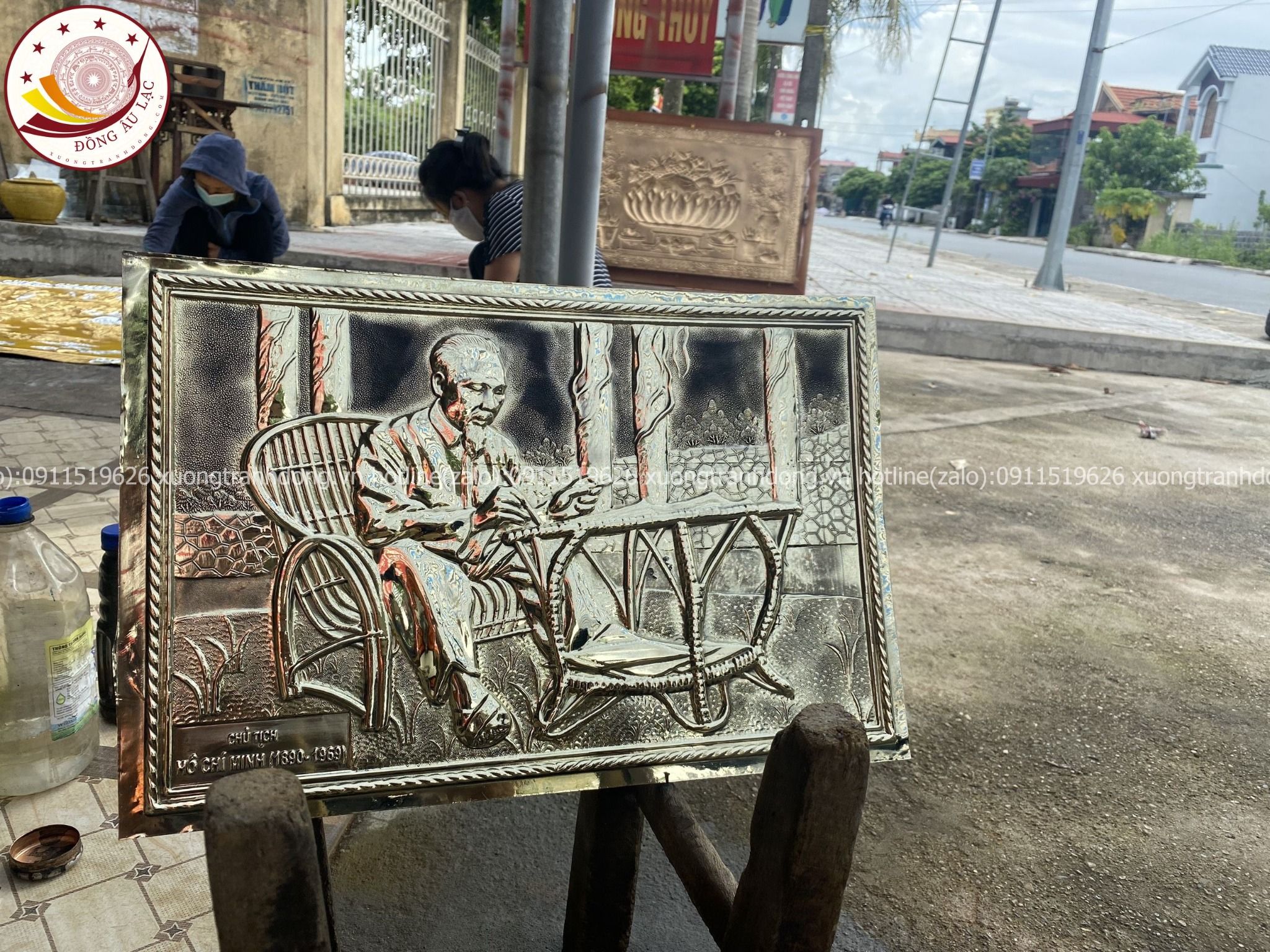 tranh qua tang danh nhan tranh bac ho ngoi ghe may dong vang kich thuoc 38x54cm mau 2 xuong tranh dong