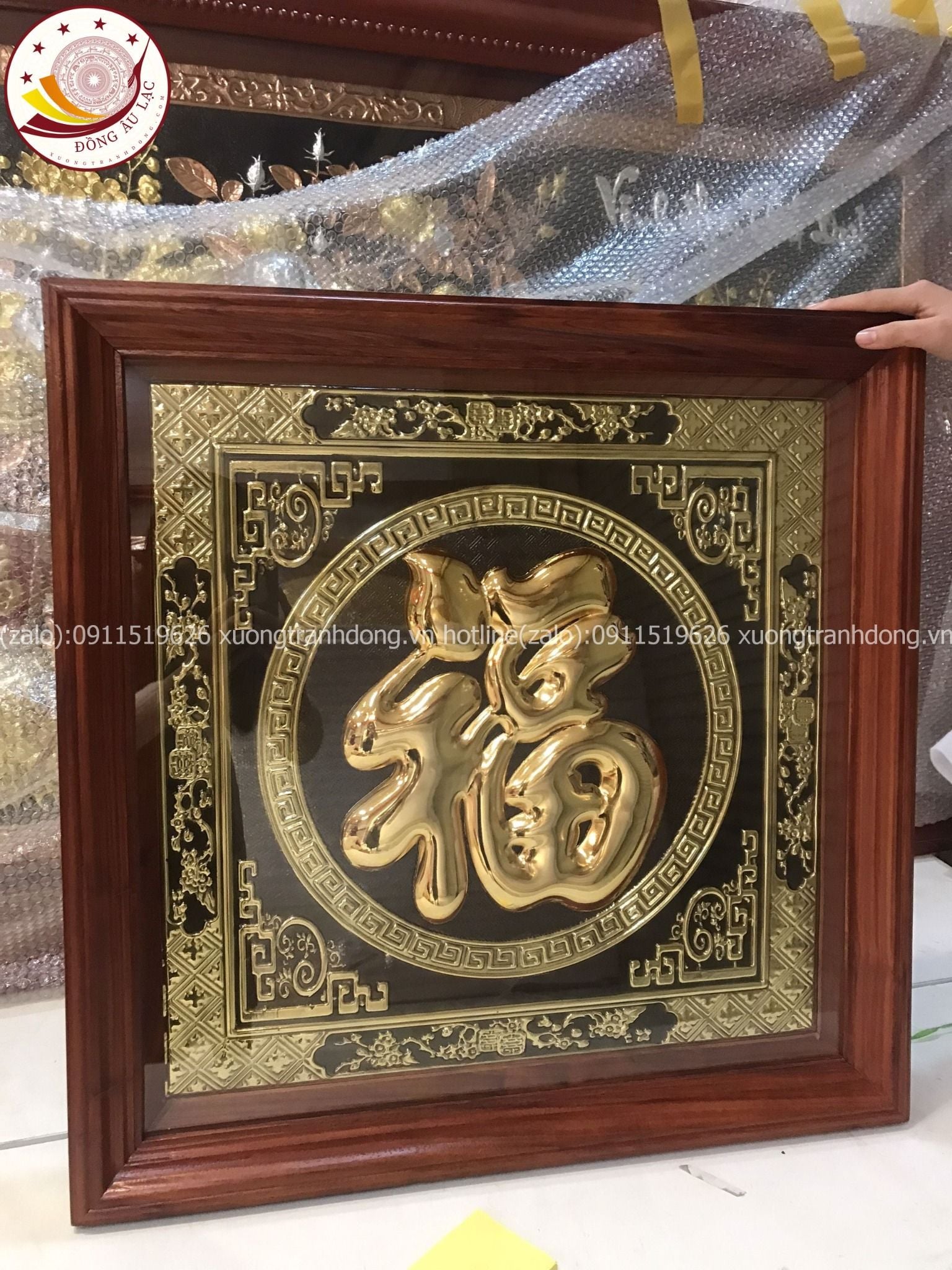 tranh qua tang chu phuc bang dong vang ma vang phan chu kich thuoc 68x68cm mau 1 xuong tranh dong