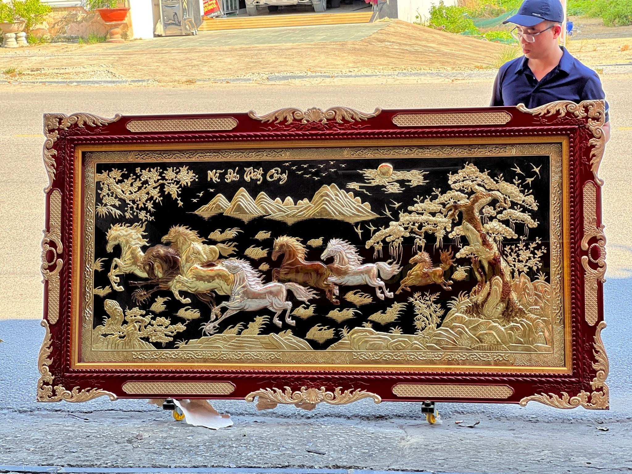tranh ma dao thanh cong bang dong dat vang bac khung hoa tay kt 1m7x90cm