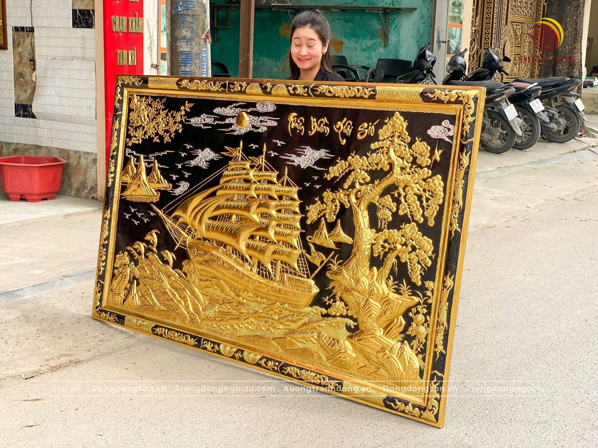 tranh thuan buom xuoi gio bang dong nen den dat vang khung dong cao cap tranh phong khach dep kich thuoc 213cm x 128cm