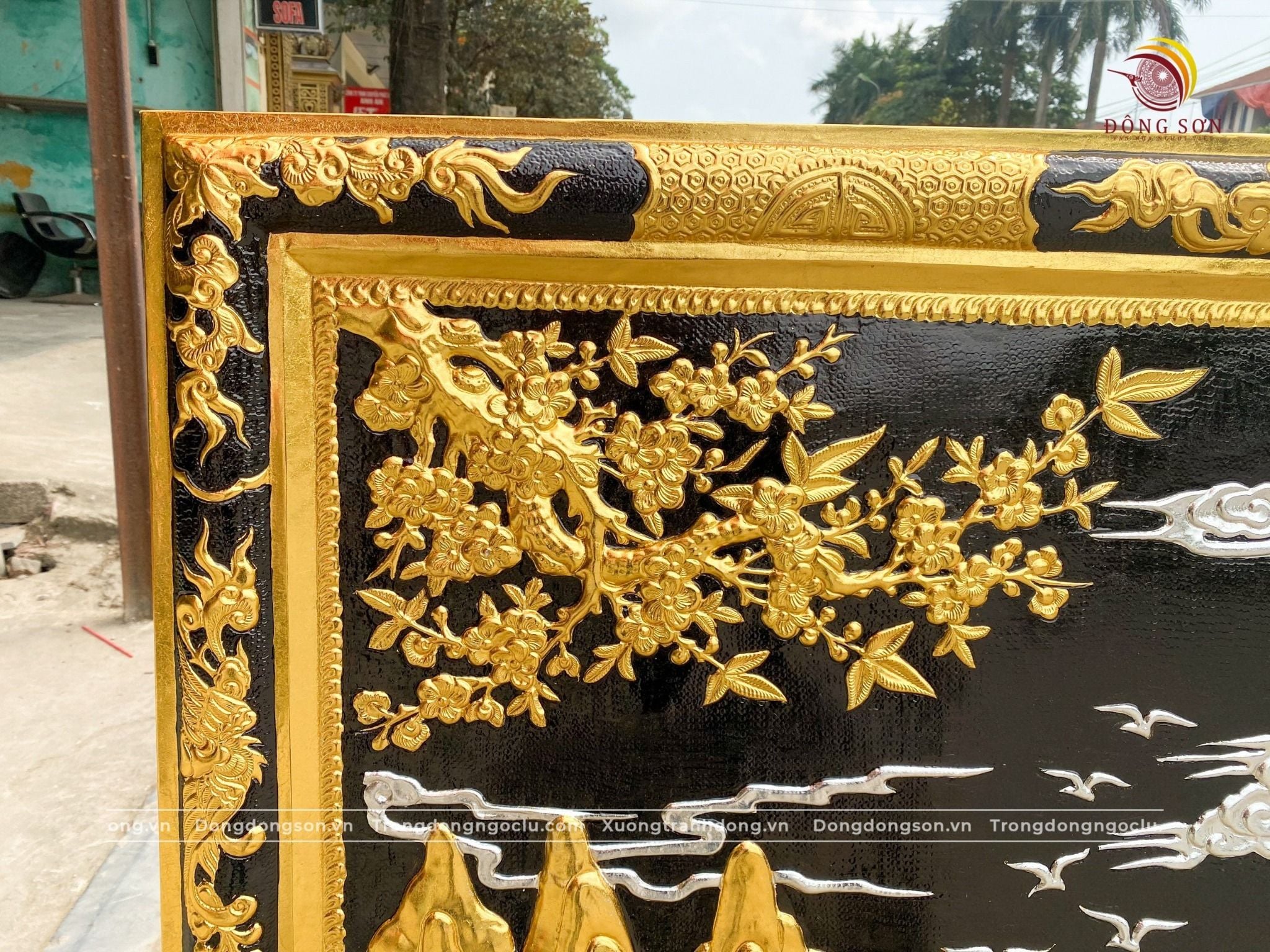 tranh thuan buom xuoi gio bang dong nen den dat vang khung dong cao cap tranh phong khach dep kich thuoc 213cm x 128cm
