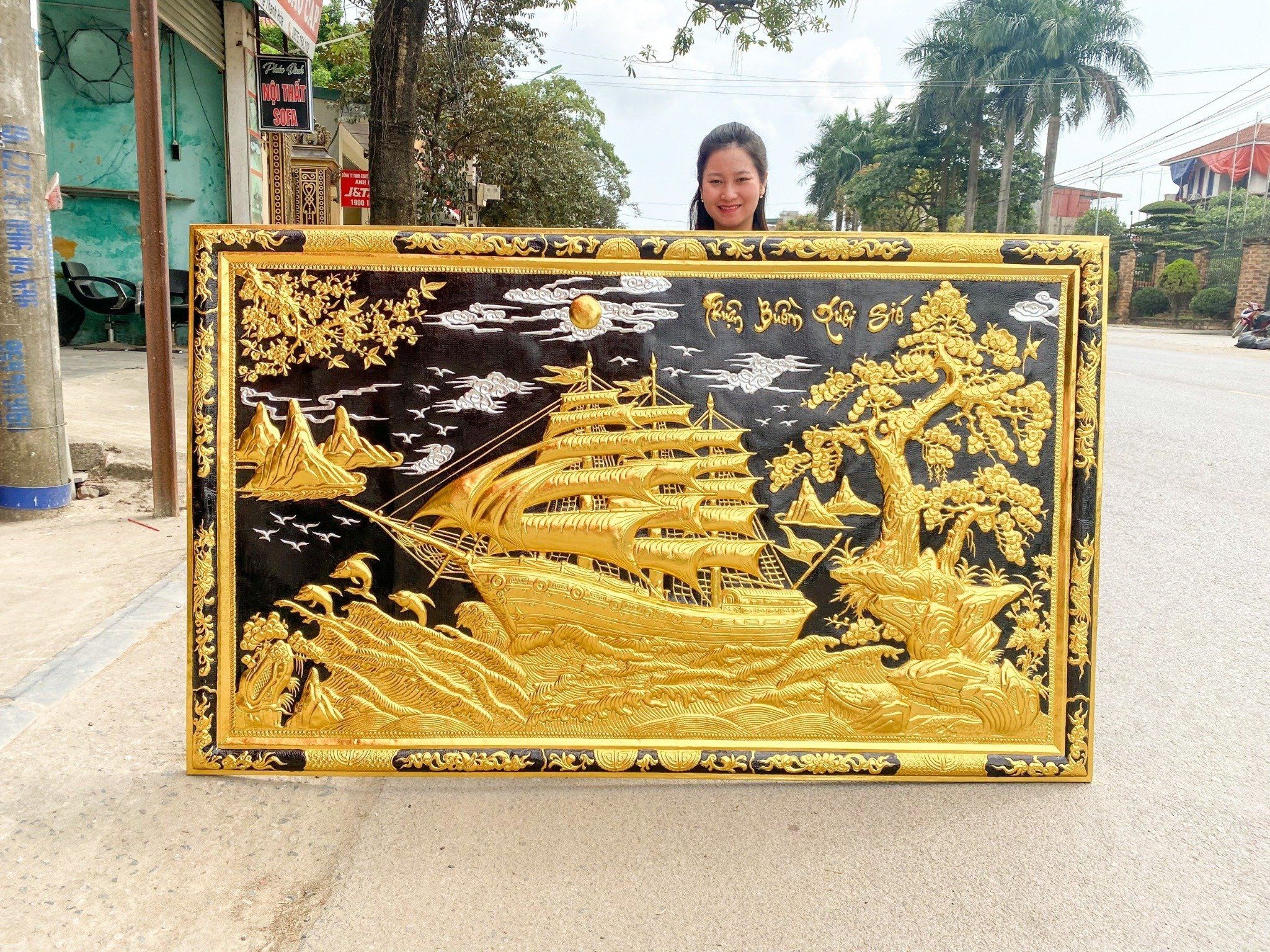 tranh thuan buom xuoi gio bang dong nen den dat vang khung dong cao cap tranh phong khach dep kich thuoc 213cm x 128cm