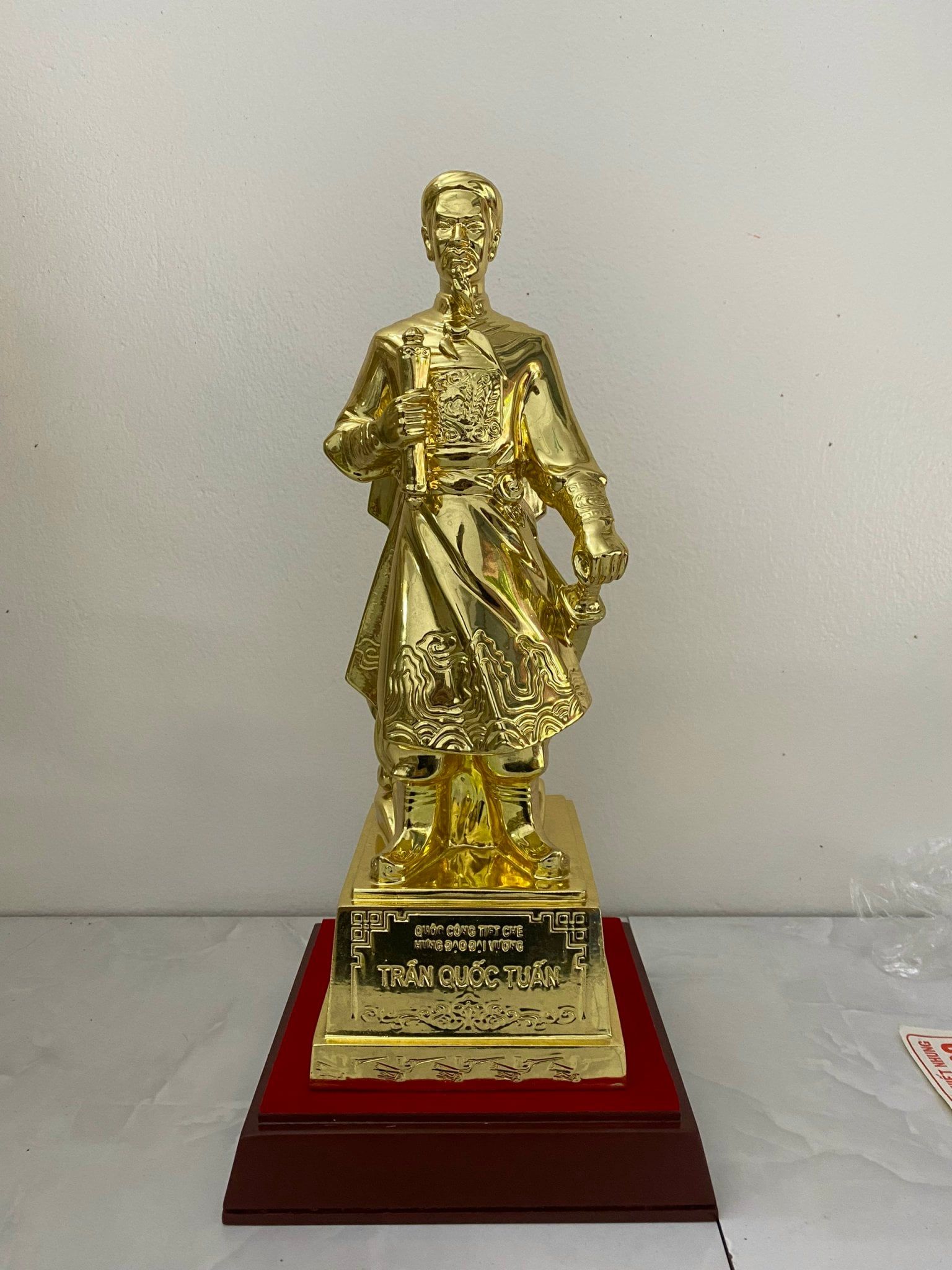 tuong tran quoc tuan dong vang dat vang cao 30cm xuong tranh dong