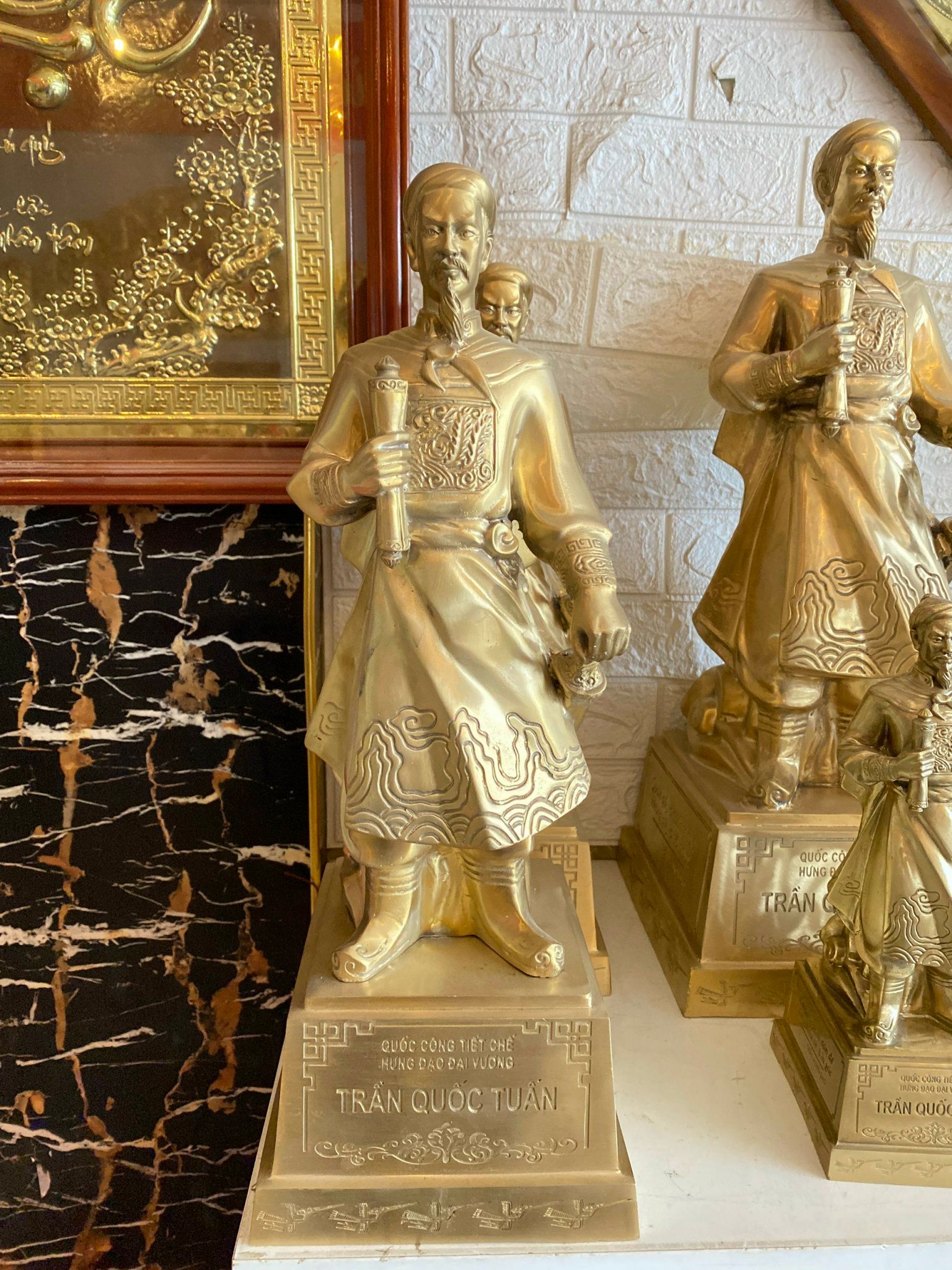 tuong tran quoc tuan dong vang cao 50cm xuong tranh dong