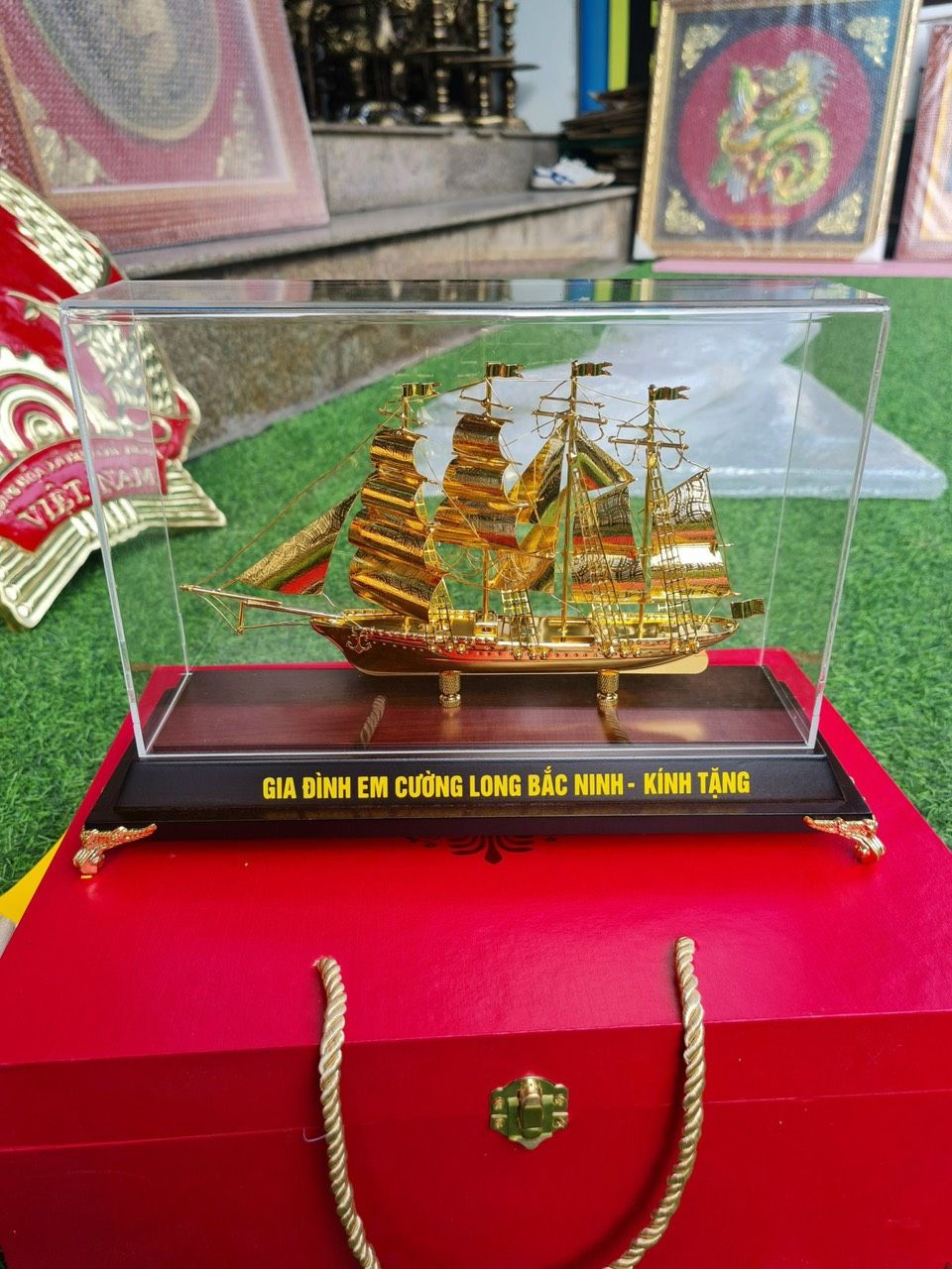 mo hinh thuyen dong vang kich thuoc 22cm x 31cm x 12cm mau 3 xuong tranh dong