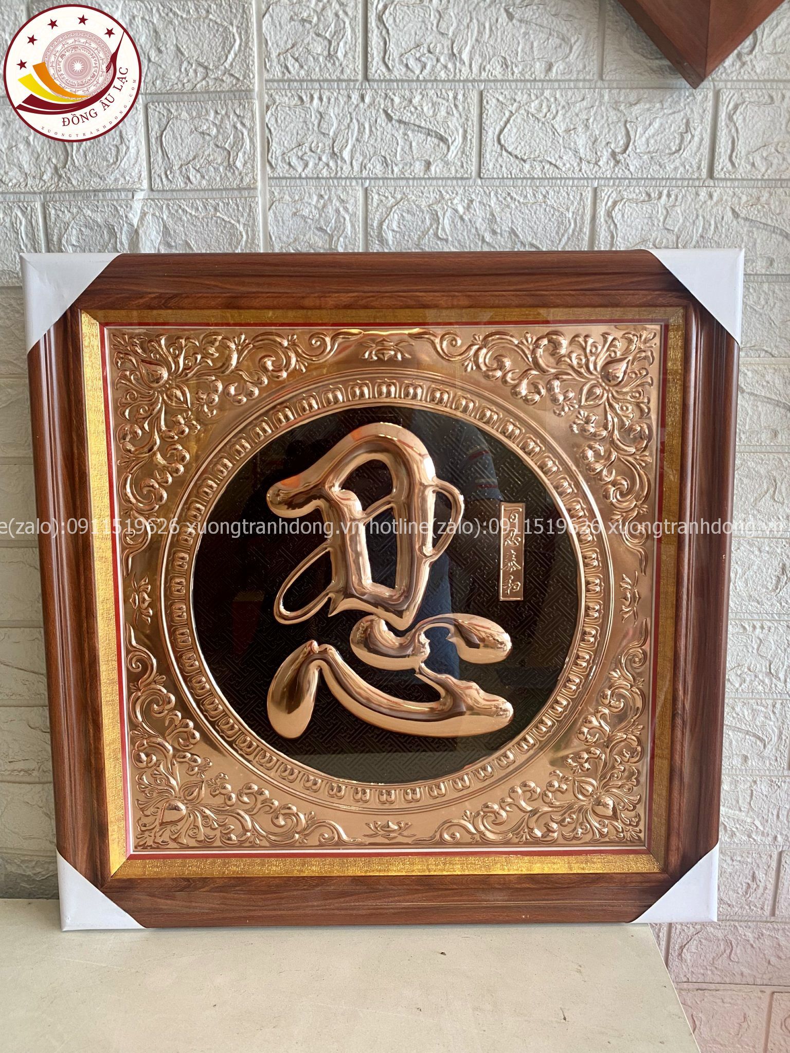 tranh qua tang chu nhan bang dong vang kich thuoc 60x60cm mau 2 xuong tranh dong