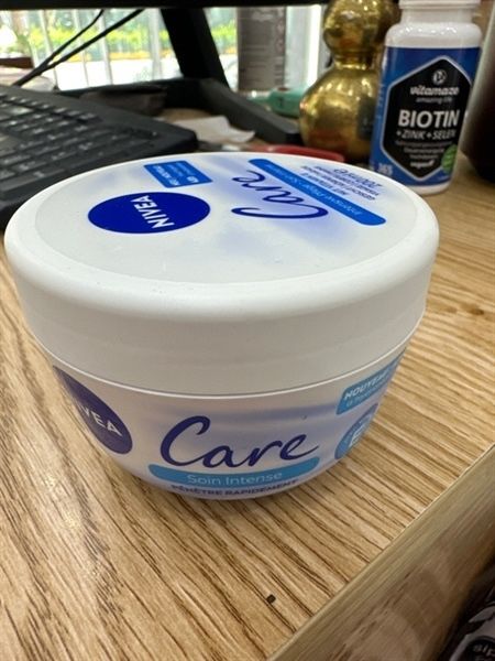  Kem dưỡng ẩm Nivea care intensive 200ml hũ xanh 