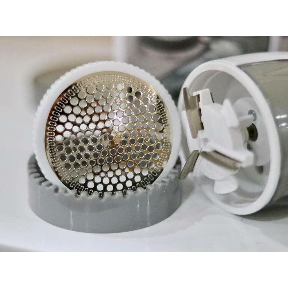  Máy cắt lông xù cầm tay, sử dụng 2 pin AAA tiện lợi, lưỡi dao cực sắc bén sản xuất tại Đức 