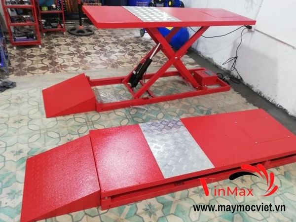 Bàn nâng xe máy điện và cơ dương nền Sumo SMN150