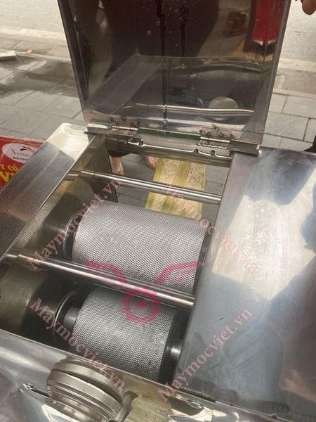 Máy ép mía có tủ bánh xe di chuyển Vinmax VME1245