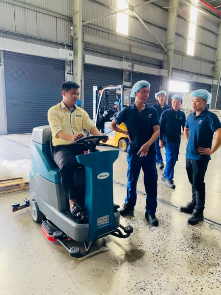 Máy chà sàn ngồi lái HiClean Y66B ( acquy )