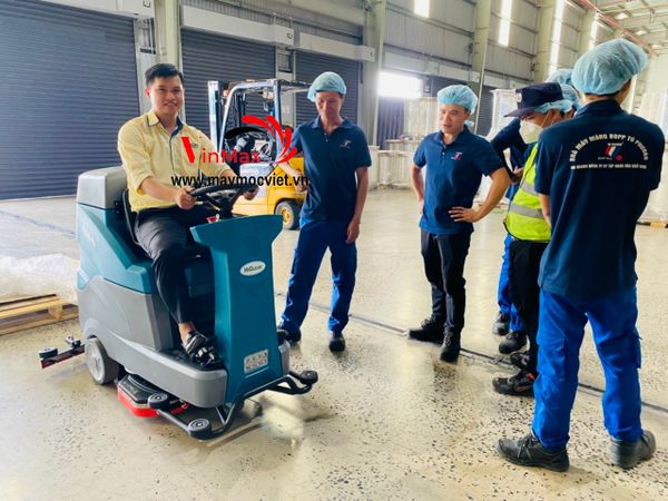 Máy chà sàn ngồi lái HiClean Y66B ( acquy )