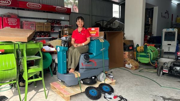 Máy chà sàn ngồi lái Kumisai KMS D7