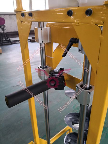 Máy khoan đất Kawasaki 7HP-KD có khung giá đỡ