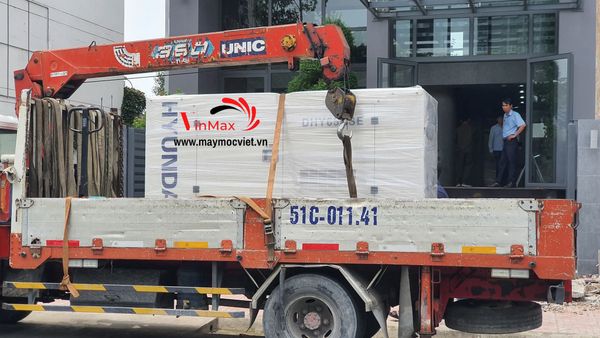 Máy phát điện 60KVA/48KW 3 pha công nghiệp chạy dầu Hyundai DHY65KSE