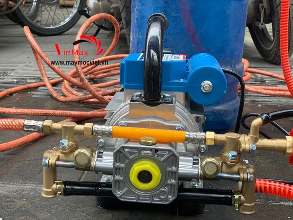 Máy phun thuốc xách tay điều khiển từ xa Turbo TB1100