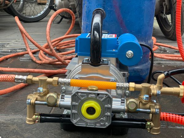 Máy vệ sinh, xịt rửa máy lạnh điều hòa xách tay gắn điều khiển Turbo TB1100