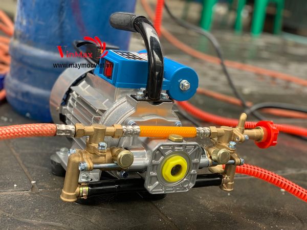 Máy phun thuốc xách tay điều khiển từ xa Turbo TB1100