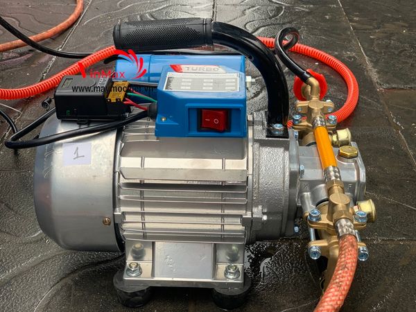 Máy phun thuốc xách tay điều khiển từ xa Turbo TB1100