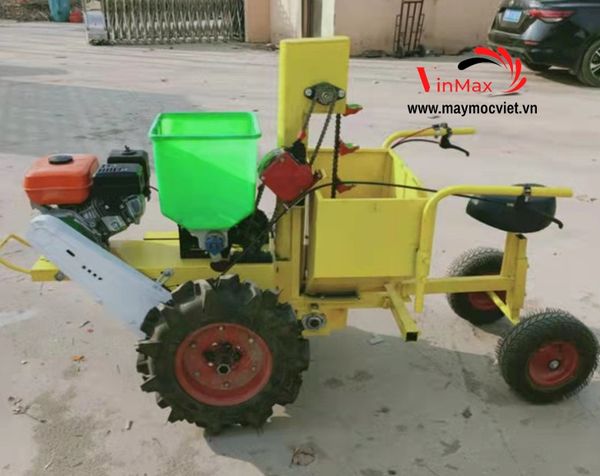 Máy trồng khoai tây ngồi lái Turbo TBK70