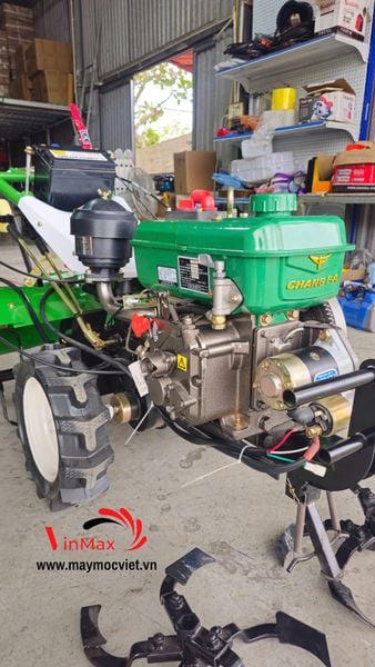 Máy xới đất, máy phay đất cầu sau chạy dầu Turbo D8