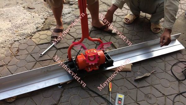 Máy Đầm Thước Chạy Điện SV200DD