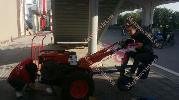 MÁY CÀY RUỘNG 3 BÁNH NGỒI LÁI LẮP ĐẦU NỔ D8 SAVI-D8